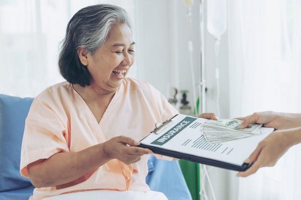 Có nên mua bảo hiểm sức khỏe khi đã có bảo hiểm y tế?