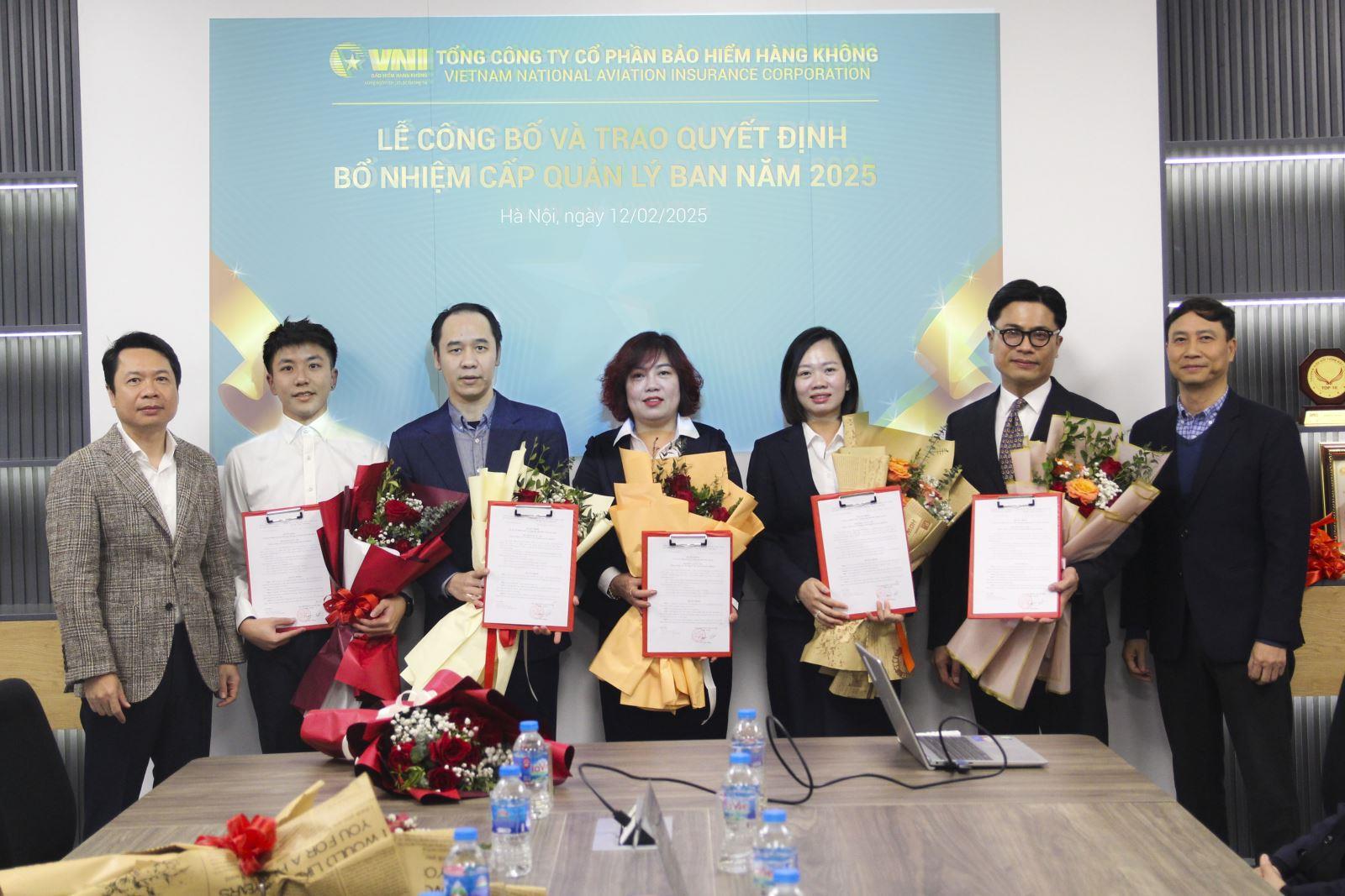 VNI TRAO TẶNG QUYẾT ĐỊNH BỔ NHIỆM LÃNH ĐẠO CÁC BAN TẠI TRỤ SỞ CHÍNH
