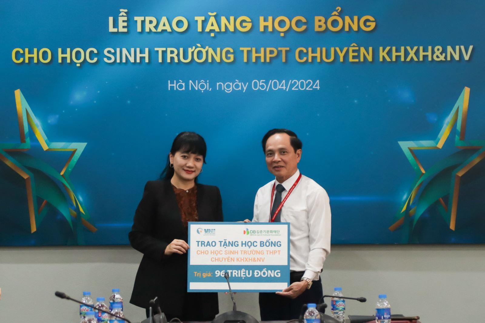 VNI TRAO 32 SUẤT HỌC BỔNG CHO HỌC SINH TRƯỜNG THPT CHUYÊN KHXH&NV