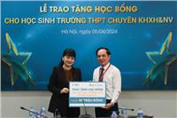 VNI TRAO 32 SUẤT HỌC BỔNG CHO HỌC SINH TRƯỜNG THPT CHUYÊN KHXH&NV