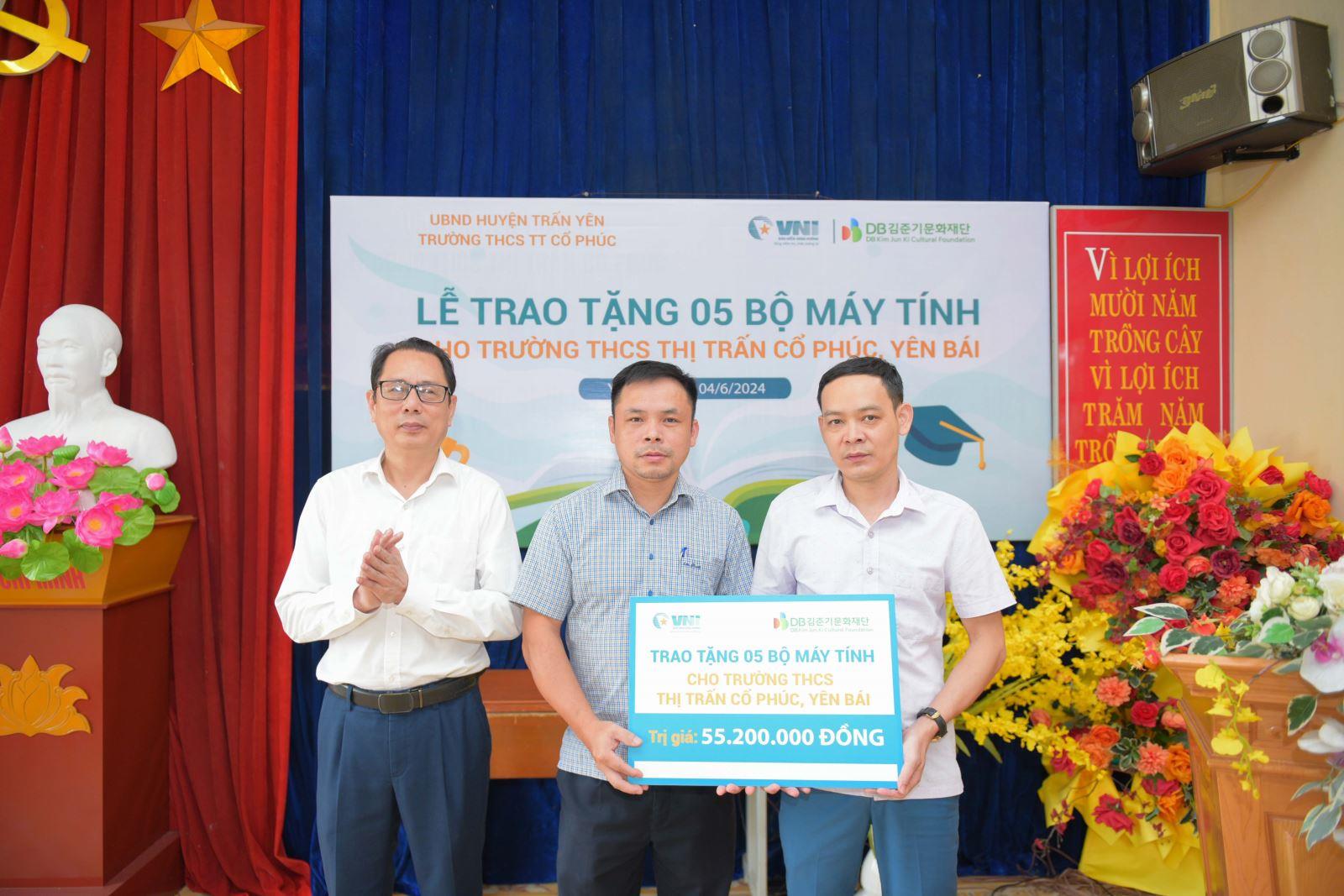 VNI TIẾP SỨC ĐẾN TRƯỜNG CHO HỌC SINH 2 TRƯỜNG TẠI YÊN BÁI