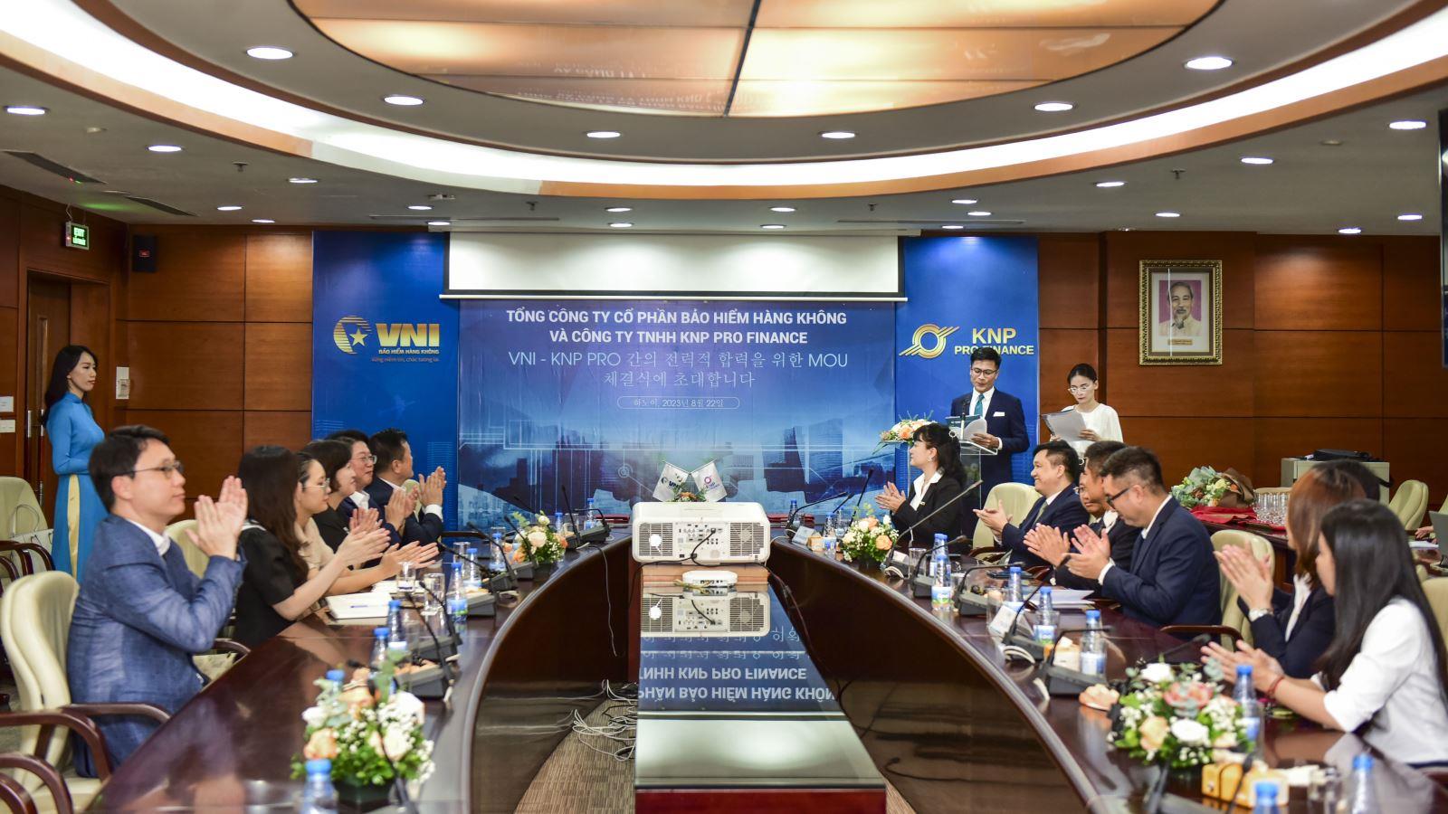 VNI VÀ KNP PRO FINANCE KÝ KẾT THỎA THUẬN HỢP TÁC KINH DOANH 