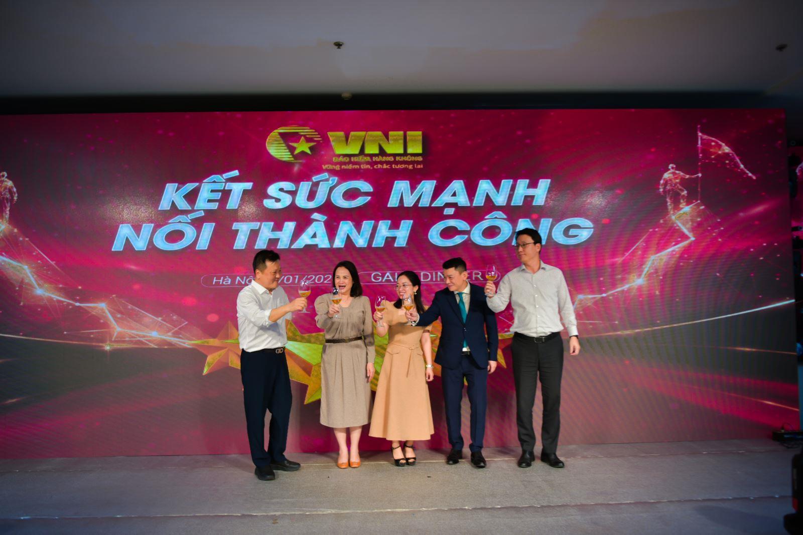 GALA DINNER VNI: CHỦ ĐỀ “KẾT SỨC MẠNH - NỐI THÀNH CÔNG”