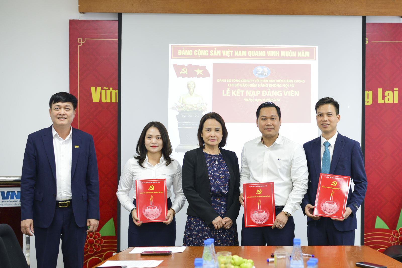 CÁC CHI BỘ TRỰC THUỘC ĐẢNG BỘ TỔNG CÔNG TY CỔ PHẦN BẢO HIỂM HÀNG KHÔNG TỔ CHỨC LỄ KẾT NẠP ĐẢNG VIÊN MỚI 