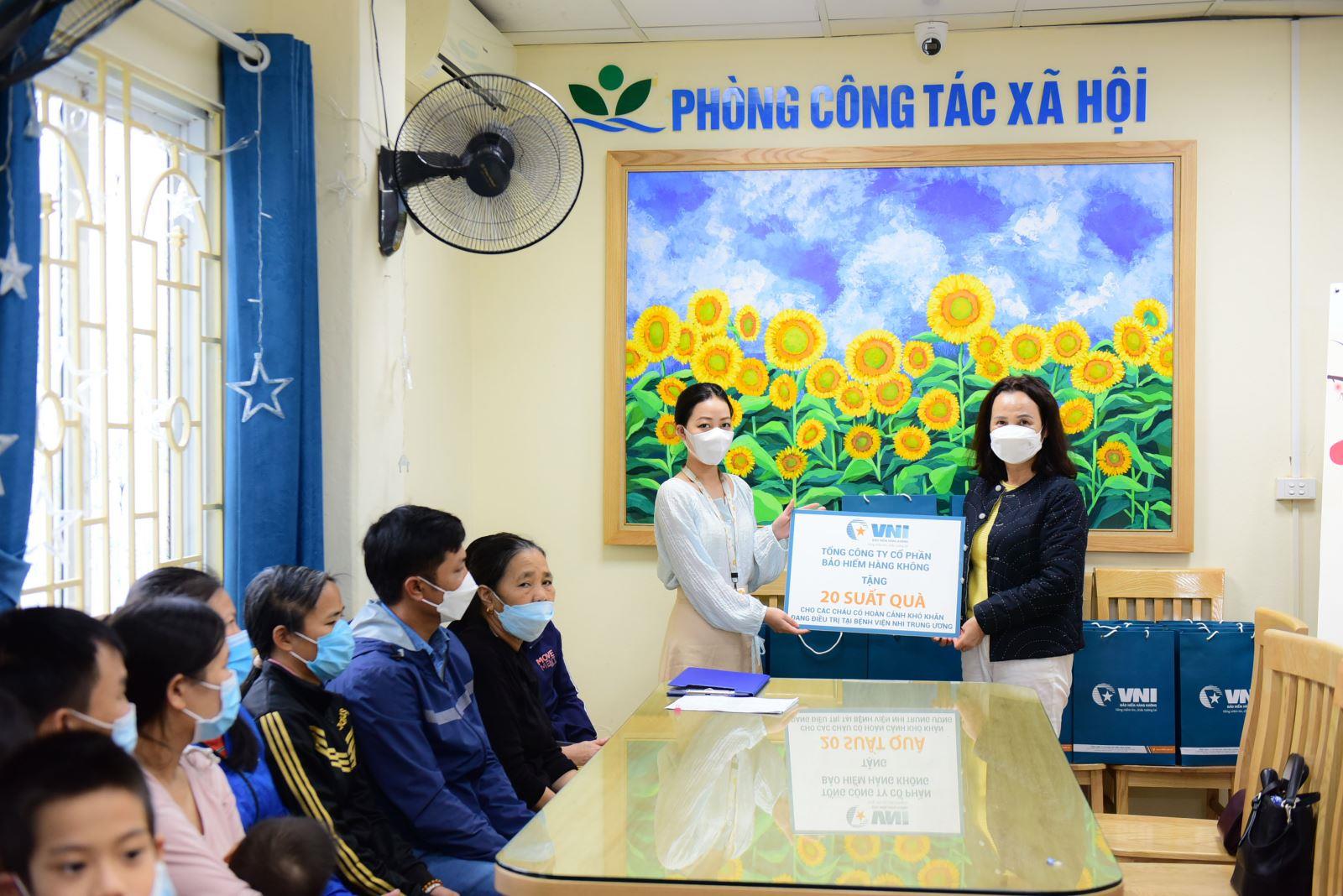 TẾT SẺ CHIA - TẾT YÊU THƯƠNG VNI Trao quà Tết cho các cháu có hoàn cảnh khó khăn tại viện Nhi TW