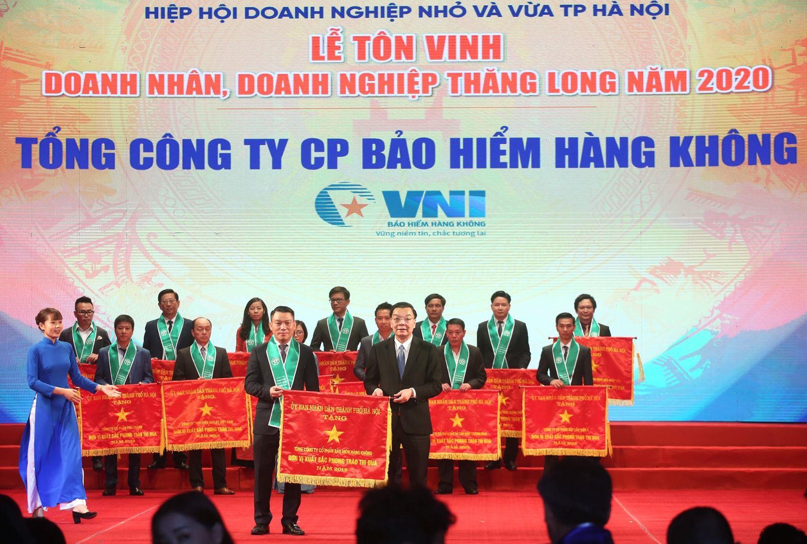 VNI VINH DỰ ĐÓN NHẬN CỜ THI ĐUA, BẰNG KHEN VÀ CÚP THĂNG LONG CỦA UBND TP. HÀ NỘI