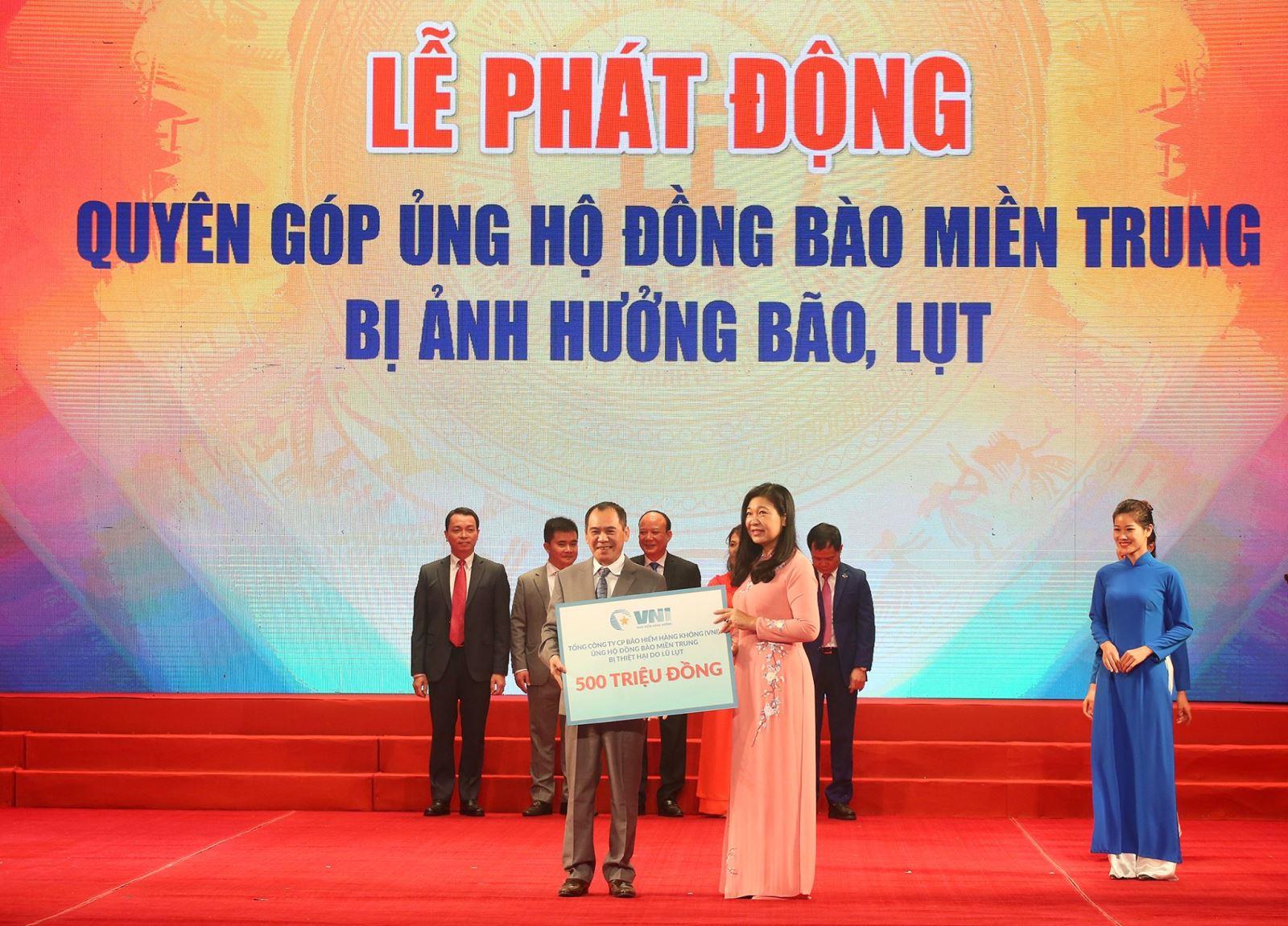 VNI ỦNG HỘ 500 TRIỆU ĐỒNG CHUNG TAY CÙNG ĐỒNG BÀO MIỀN TRUNG KHẮC PHỤC HẬU QUẢ MƯA LŨ