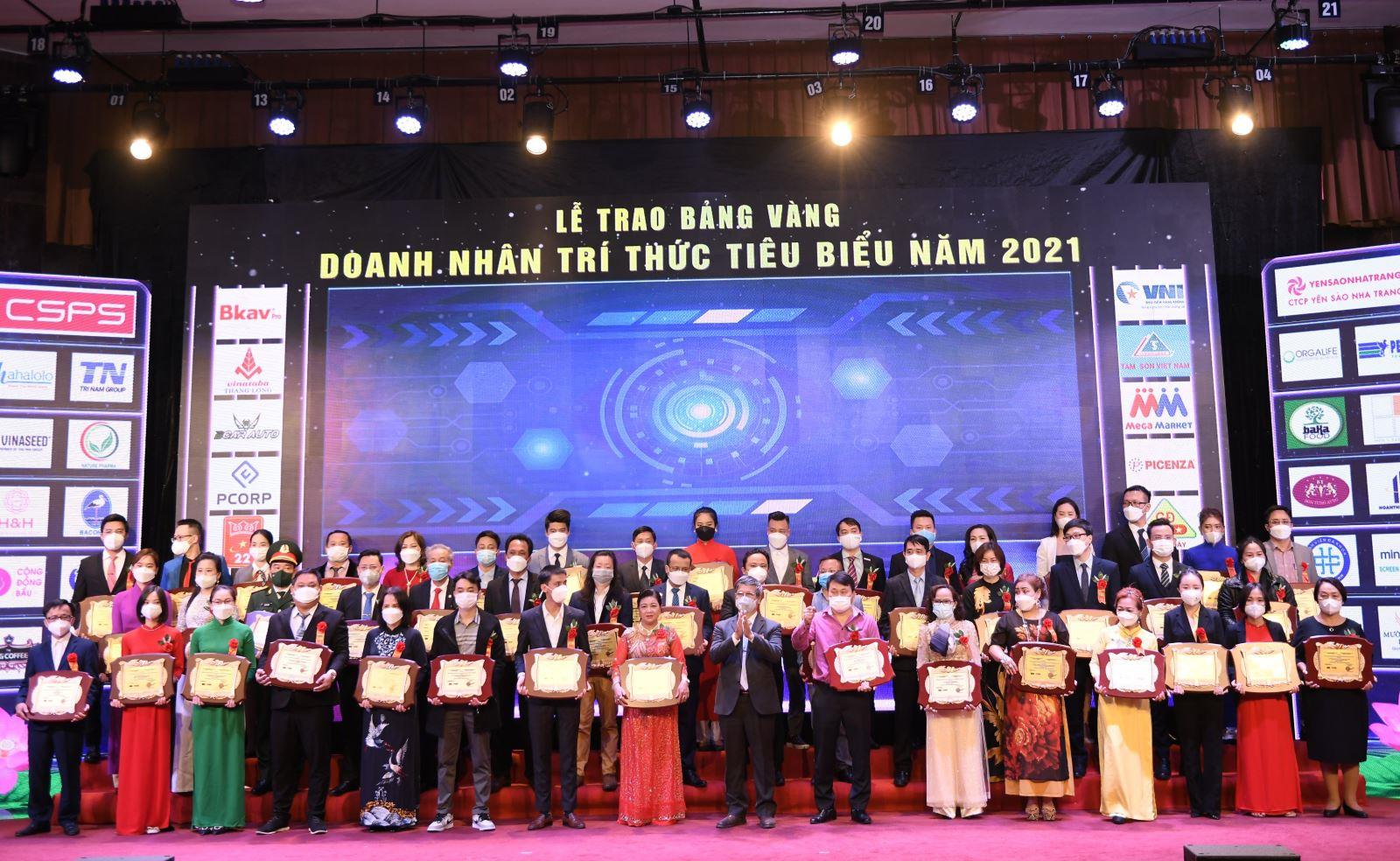CHỦ TỊCH HĐQT VNI NHẬN DANH HIỆU “DOANH NHÂN XUẤT SẮC ĐẤT VIỆT NĂM 2021”