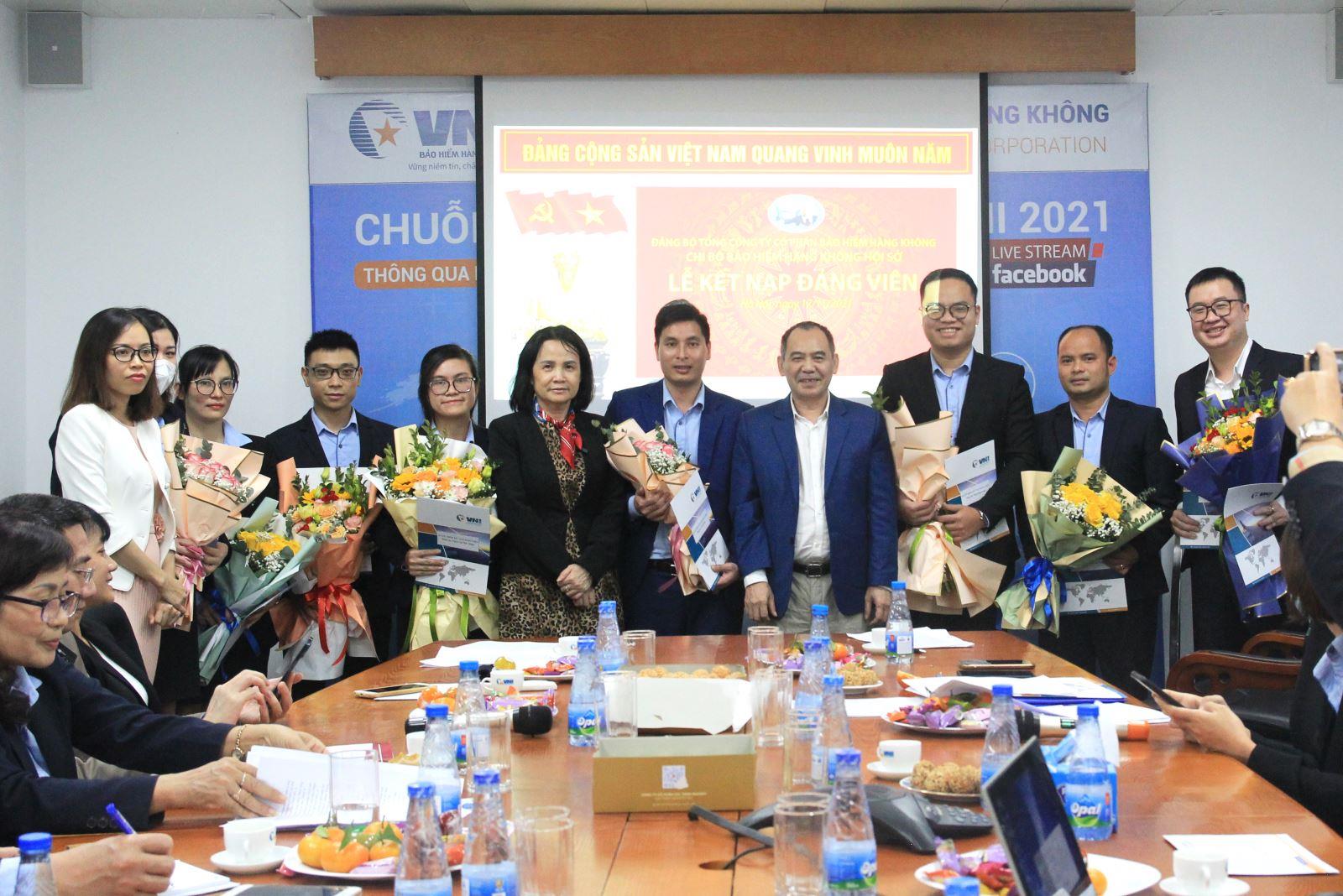 CHI BỘ BẢO HIỂM HÀNG KHÔNG HỘI SỞ TỔ CHỨC LỄ KẾT NẠP 8 ĐẢNG VIÊN MỚI