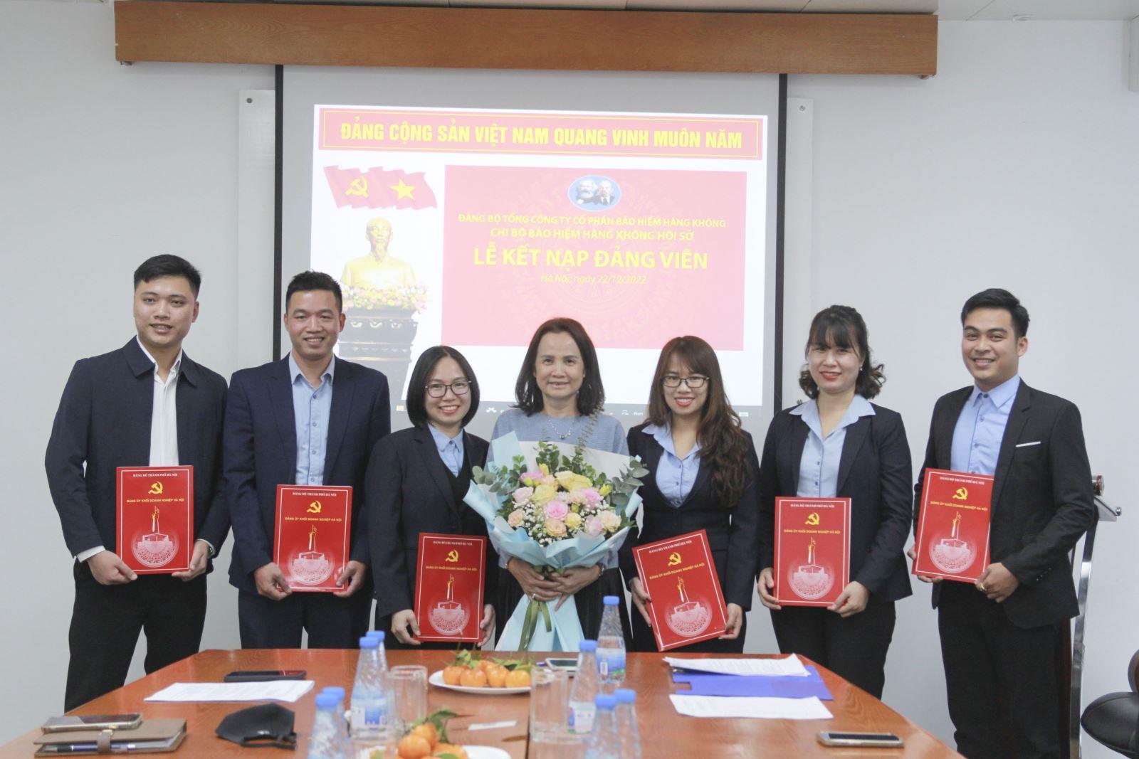 CHI BỘ BẢO HIỂM HÀNG KHÔNG HỘI SỞ TỔ CHỨC LỄ KẾT NẠP ĐẢNG VIÊN MỚI