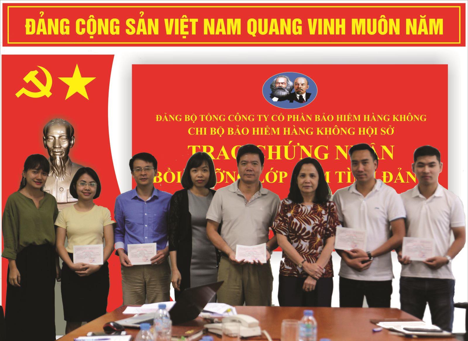 VNI trao chứng nhận bồi dưỡng cảm tình Đảng cho quần chúng ưu tú
