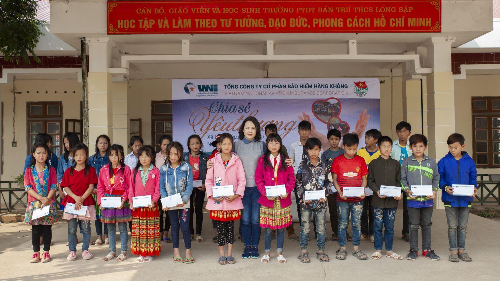 VNI tặng quà cho thầy, trò trường dân tộc Lóng Sập, Mộc Châu