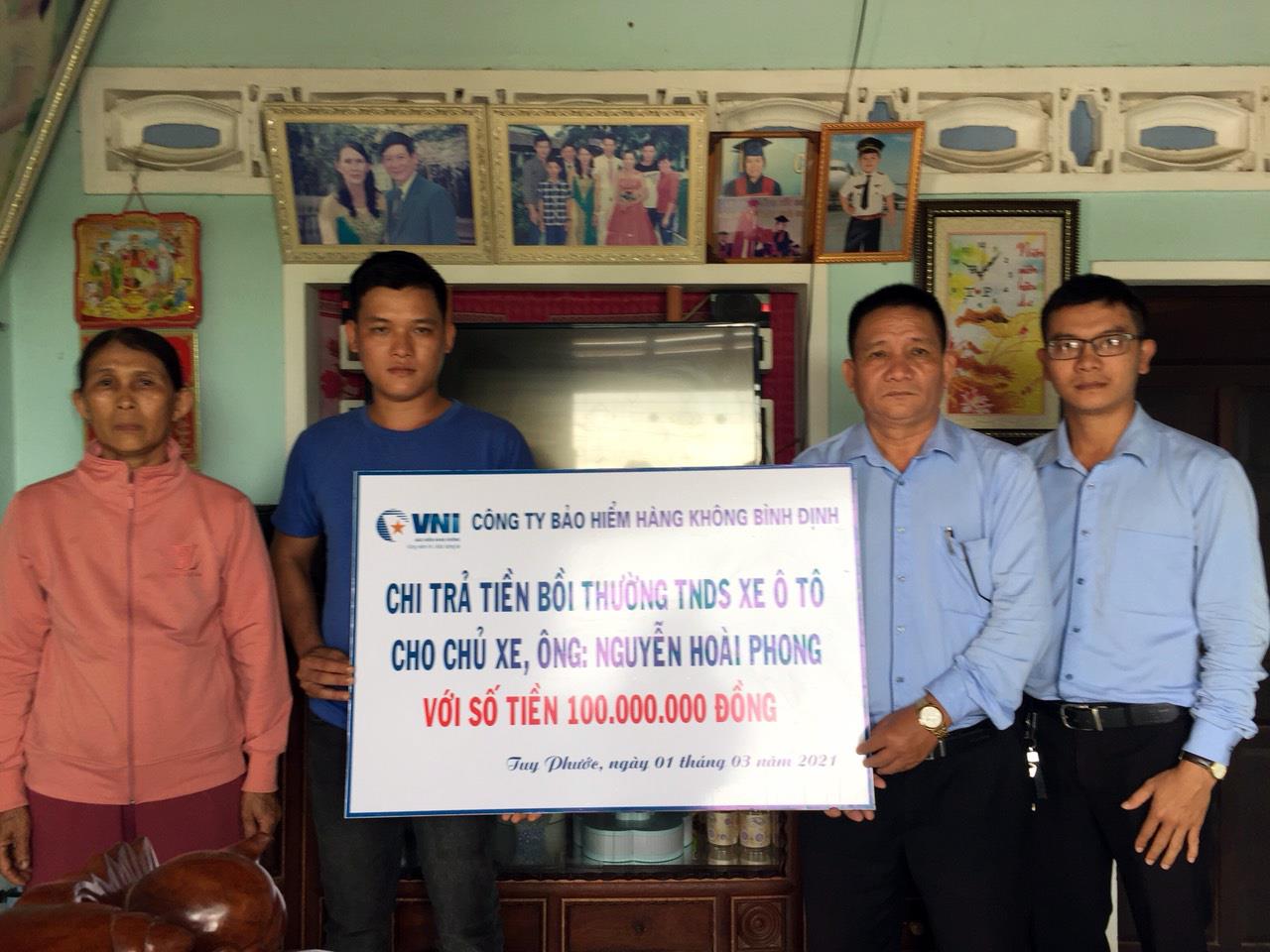 VNI Bình Định trao 100 triệu bồi thường bảo hiểm trách nhiệm dân sự