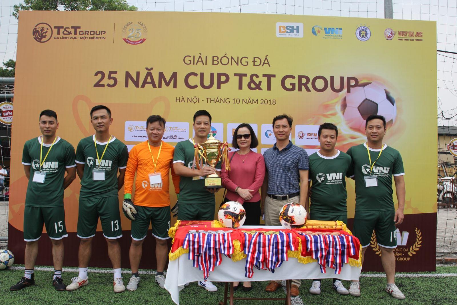 VNI tham dự và tài trợ bảo hiểm VĐV giải bóng đá kỷ niệm 25 năm thành lập Tập đoàn T&T