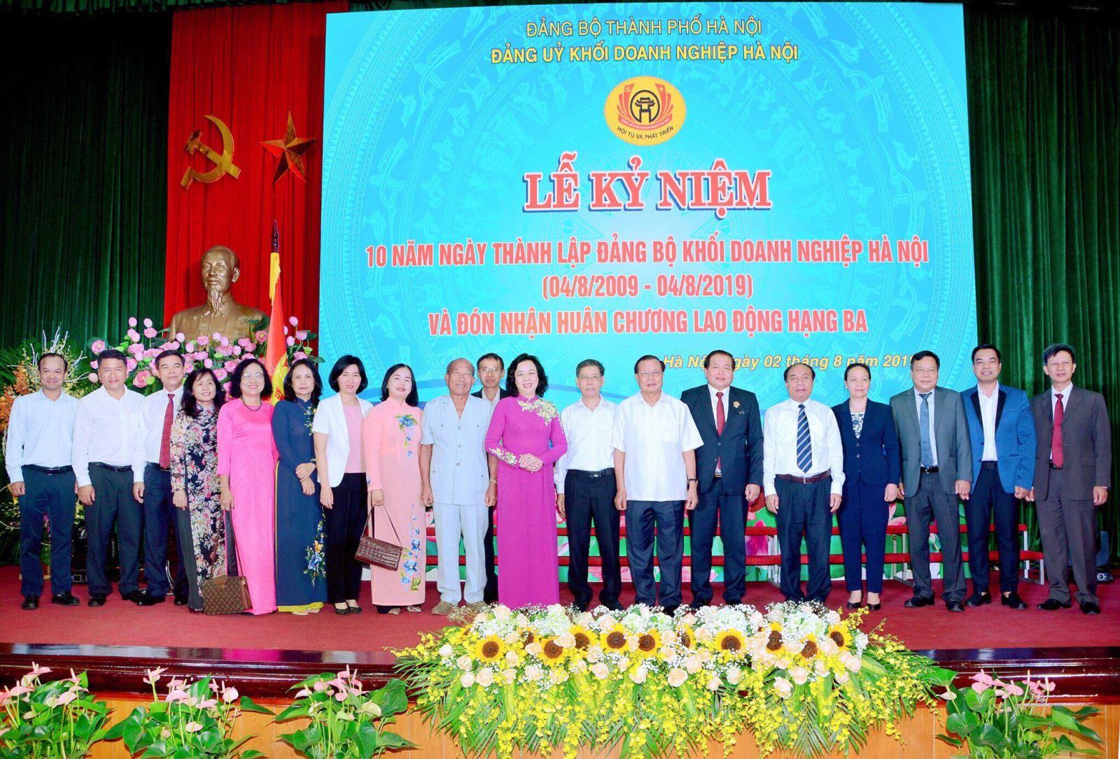 Đảng bộ và Chủ tịch HĐQT Bảo hiểm Hàng không (VNI) được Đảng ủy Khối DN Hà Nội khen thưởng!