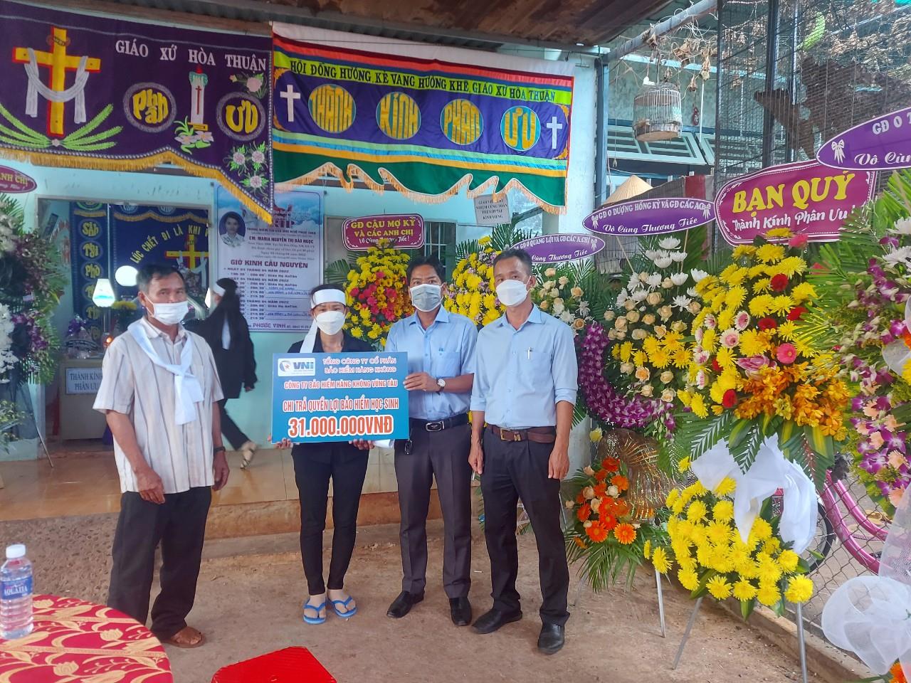 VNI Vũng Tàu: Chi trả bảo hiểm cho gia đình học sinh bị tử vong do đuối nước