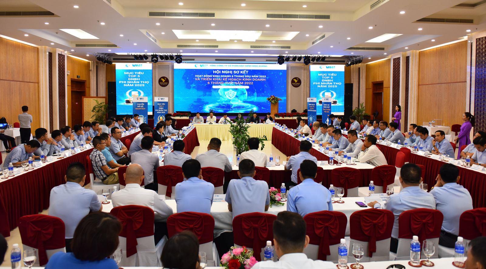 6 tháng đầu năm 2022, tăng trưởng doanh thu của VNI trong TOP đầu thị trường bảo hiểm