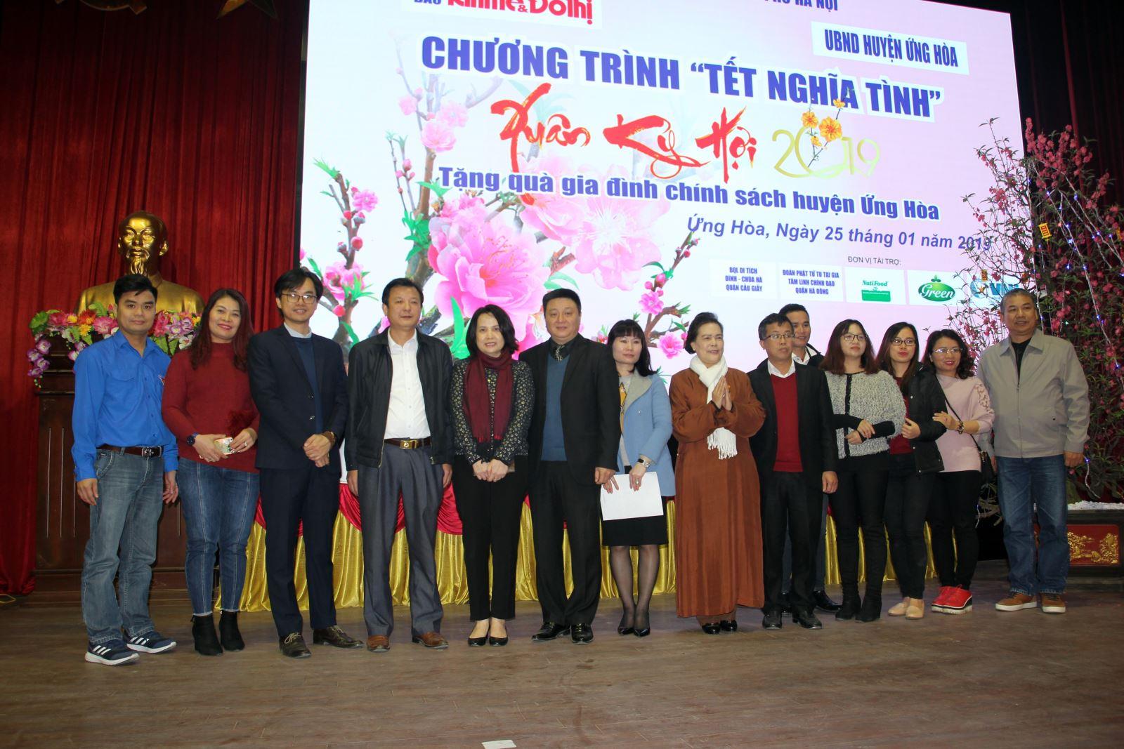 Chương Tết nghĩa tình 2019 - Bảo hiểm Hàng không VNI trao tặng gia đình khó khăn, chính sách