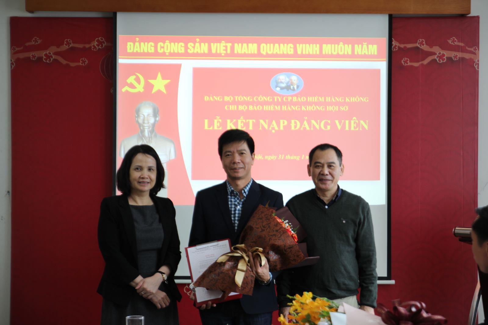 VNI Chi bộ Bảo hiểm Hàng không Hội sở kết nạp đảng viên 