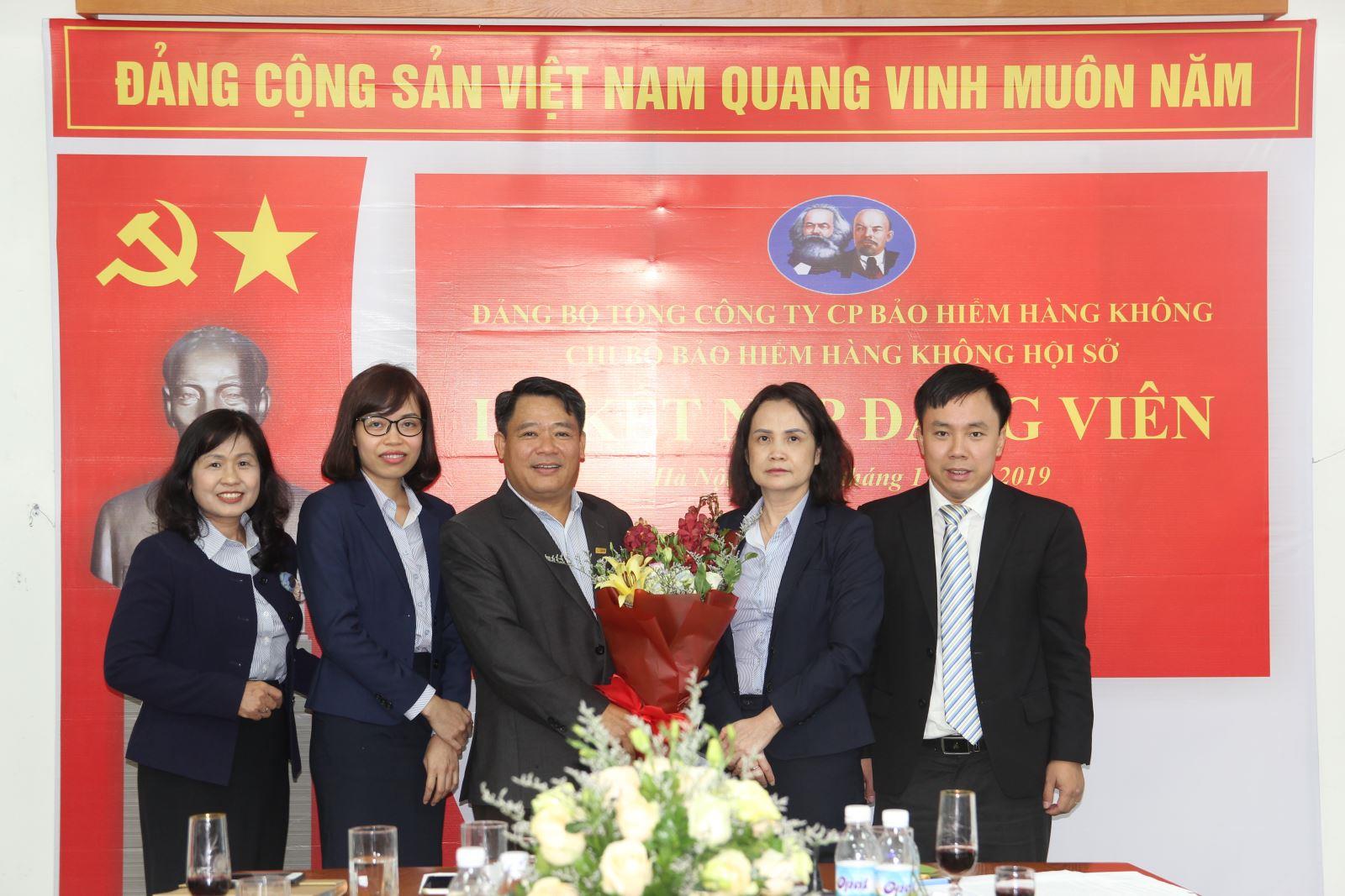 Chi bộ Bảo hiểm Hàng không Hội sở kết nạp đảng viên và kiểm điểm, xếp loại đảng viên năm 2019