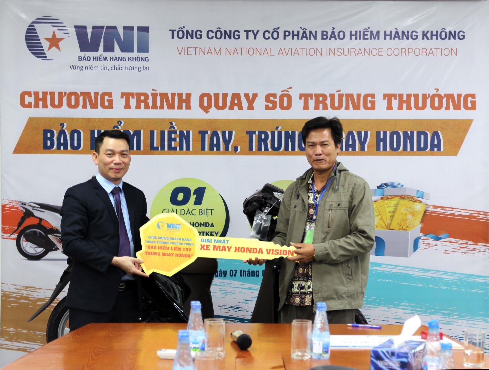 VNI trao xe Honda Vision cho khách hàng may mắn trúng thưởng