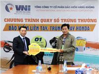 VNI trao xe Honda Vision cho khách hàng may mắn trúng thưởng
