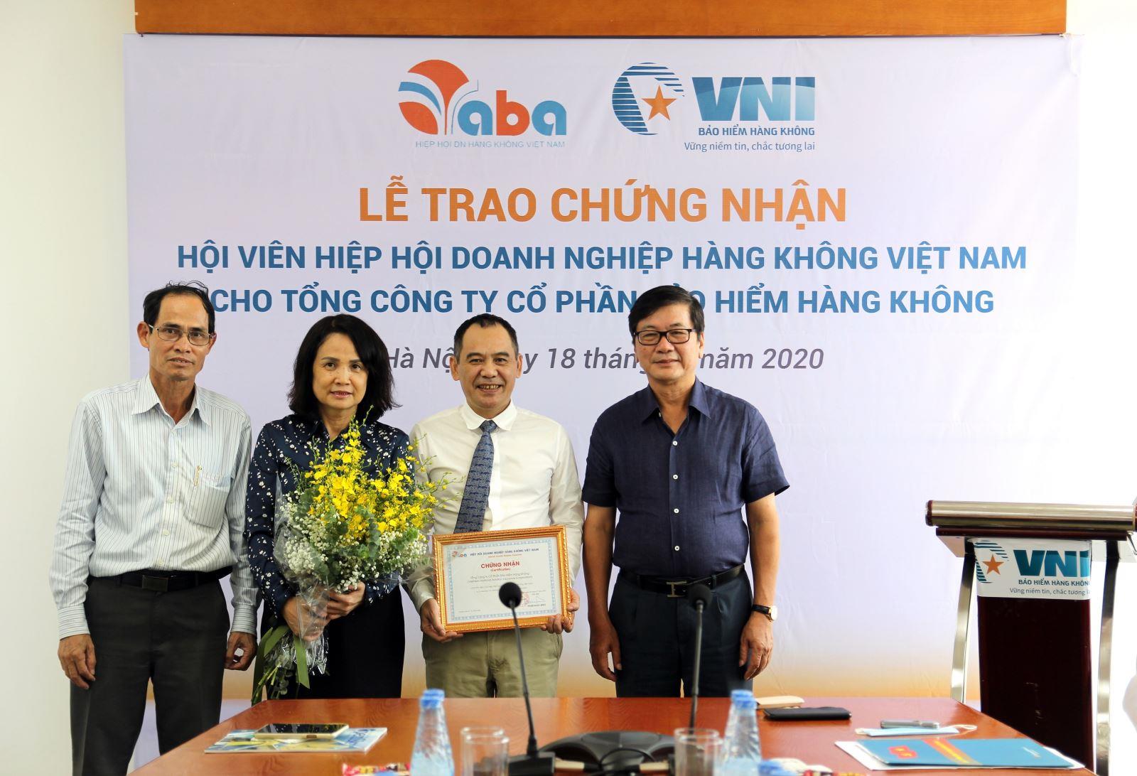 HIỆP HỘI DOANH NGHIỆP HÀNG KHÔNG VIỆT NAM TRAO CHỨNG NHẬN HỘI VIÊN CHO VNI