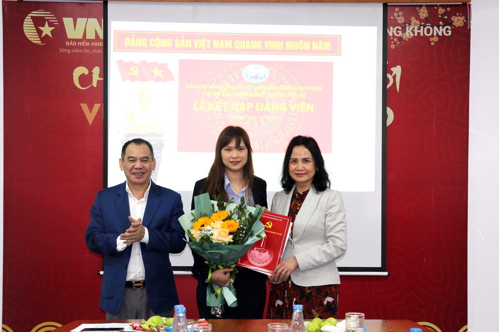 Chi bộ BHHK Hội sở kết nạp đảng viên mới