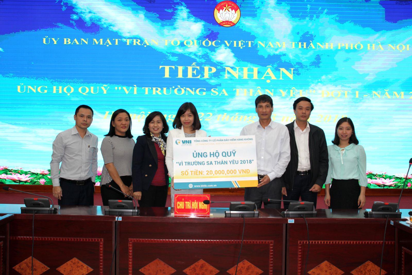 VNI trao 20 triệu đồng ủng hộ quỹ vì Trường Sa thân yêu