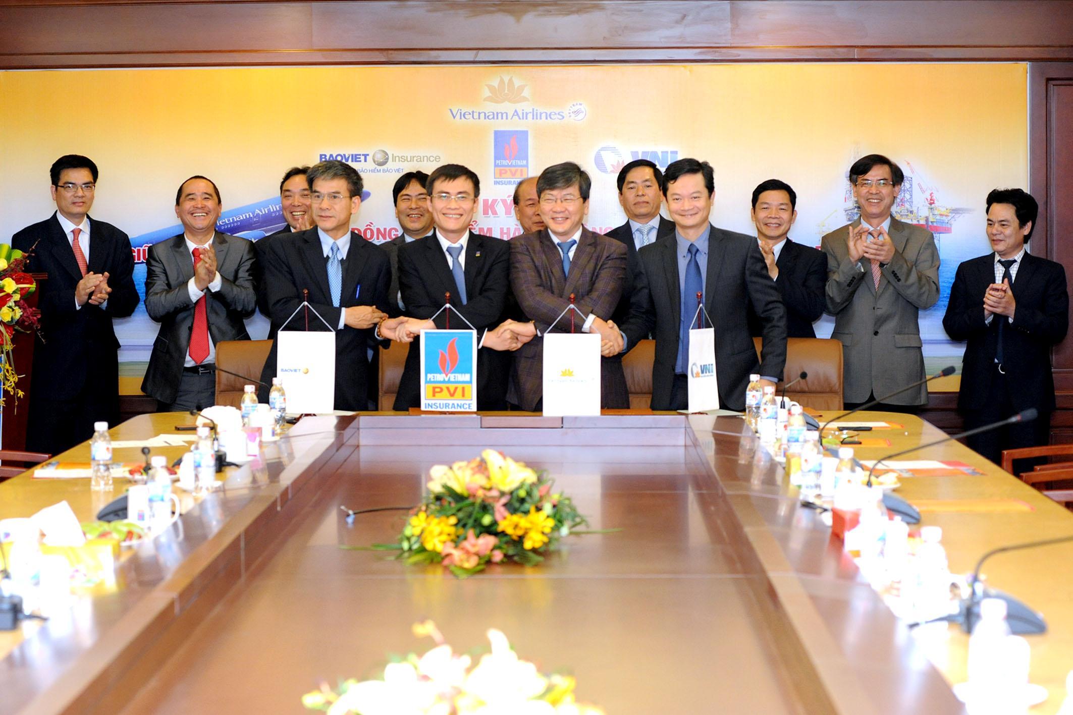 VNI ký kết Hợp đồng Bảo hiểm Hàng không năm 2014 với VIETNAM AIRLINES