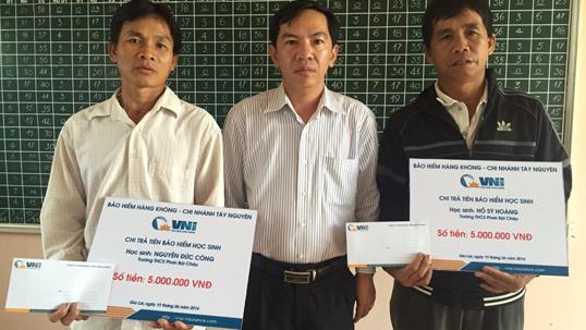 Công ty Bảo hiểm Hàng không - Chi nhánh Tây Nguyên chi trả tiền bảo hiểm học sinh vụ ba học sinh đuối nước khi tắm suối