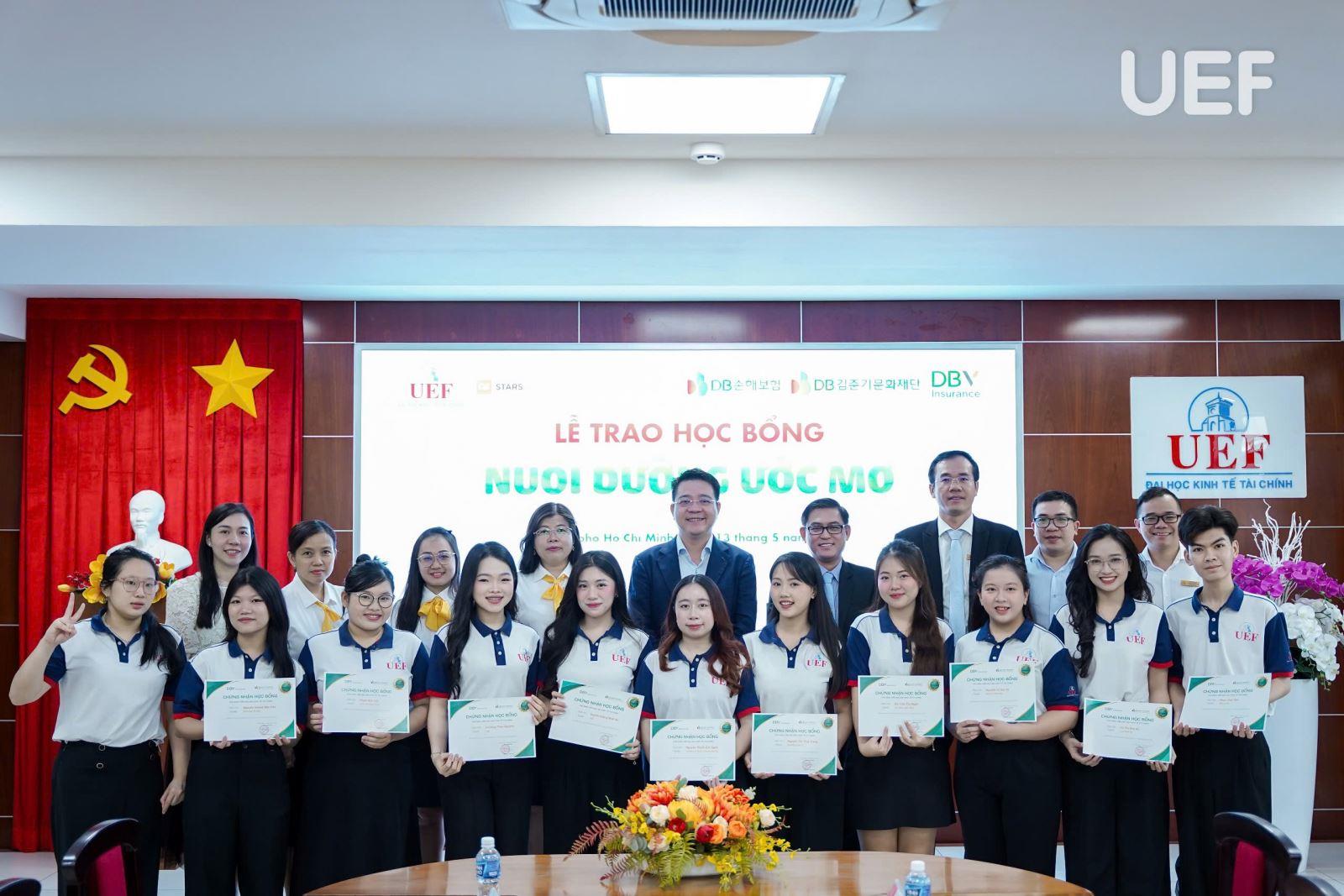 DBV TRAO HỌC BỔNG “NUÔI DƯỠNG ƯỚC MƠ” CHO SINH VIÊN TRƯỜNG ĐẠI HỌC KINH TẾ - TÀI CHÍNH