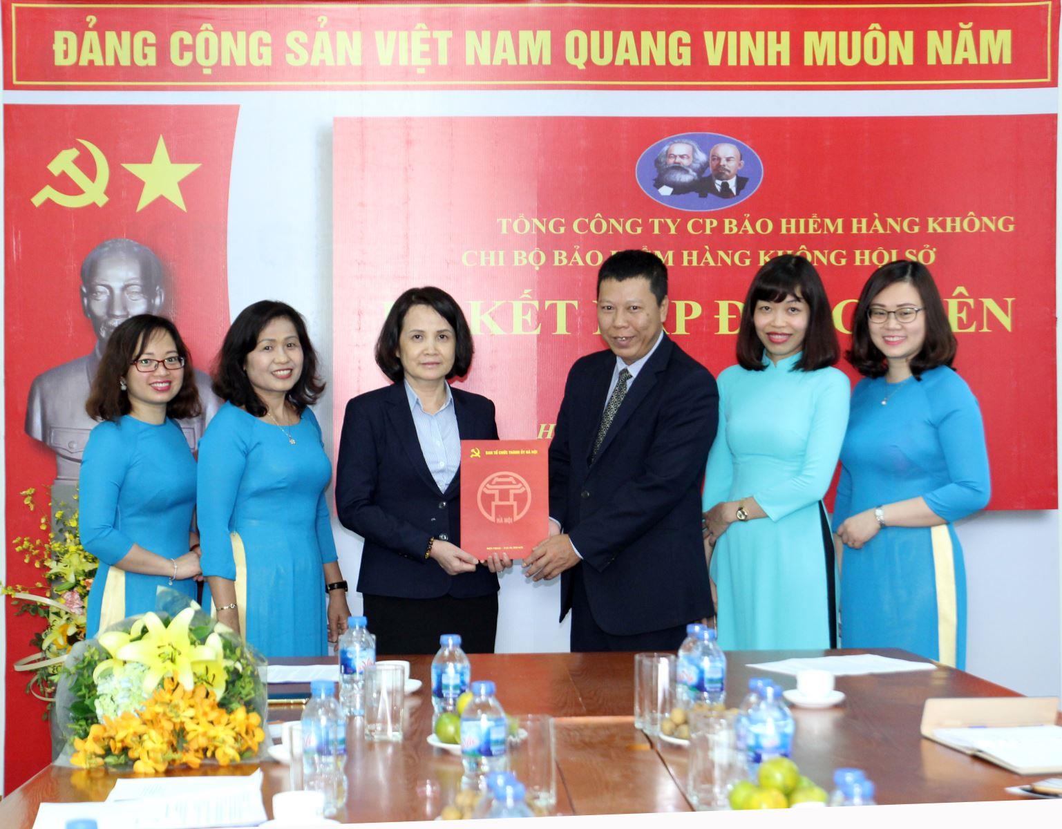 Chi bộ Bảo hiểm Hàng không Hội sở kết nạp đảng viên