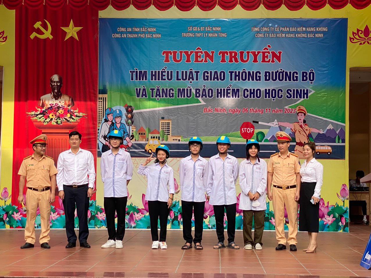 VNI BẮC NINH TẶNG MŨ BẢO HIỂM ĐẠT CHUẨN CHO CÁC EM HỌC SINH