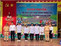 VNI BẮC NINH TẶNG MŨ BẢO HIỂM ĐẠT CHUẨN CHO CÁC EM HỌC SINH