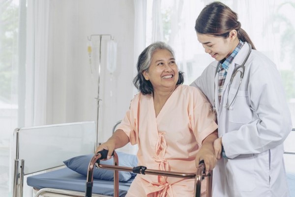 bảo hiểm sức khỏe cho người già 2