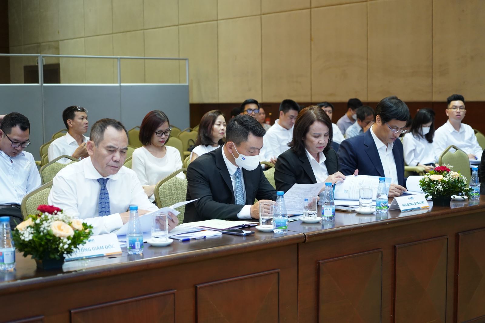 Các Cổ đông tham dự tập trung lắng nghe Báo cáo