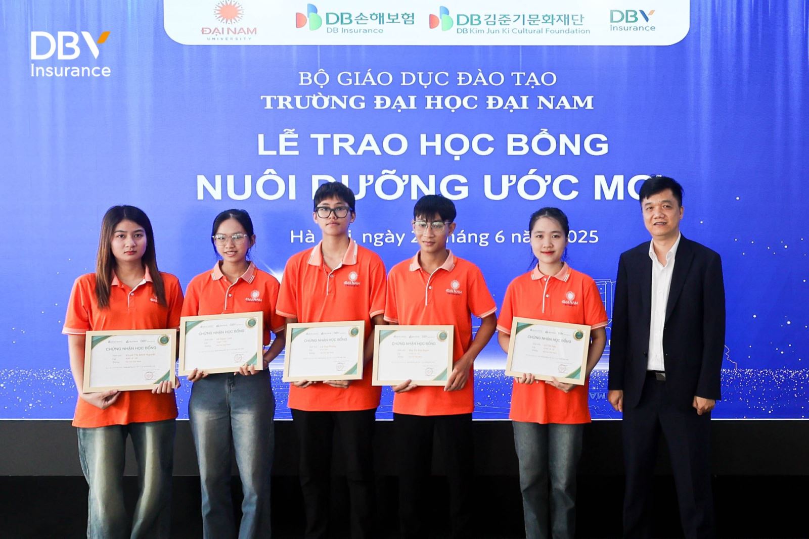 DBV CHẮP CÁNH TƯƠNG LAI CÙNG SINH VIÊN ĐẠI HỌC ĐẠI NAM