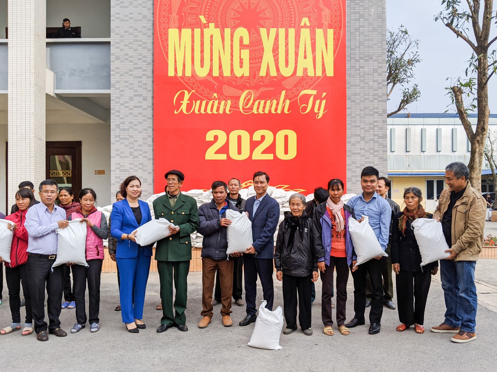 VNI tặng quà tết cho gia đình chính sách huyện Ba Vì, Hà Nội 2