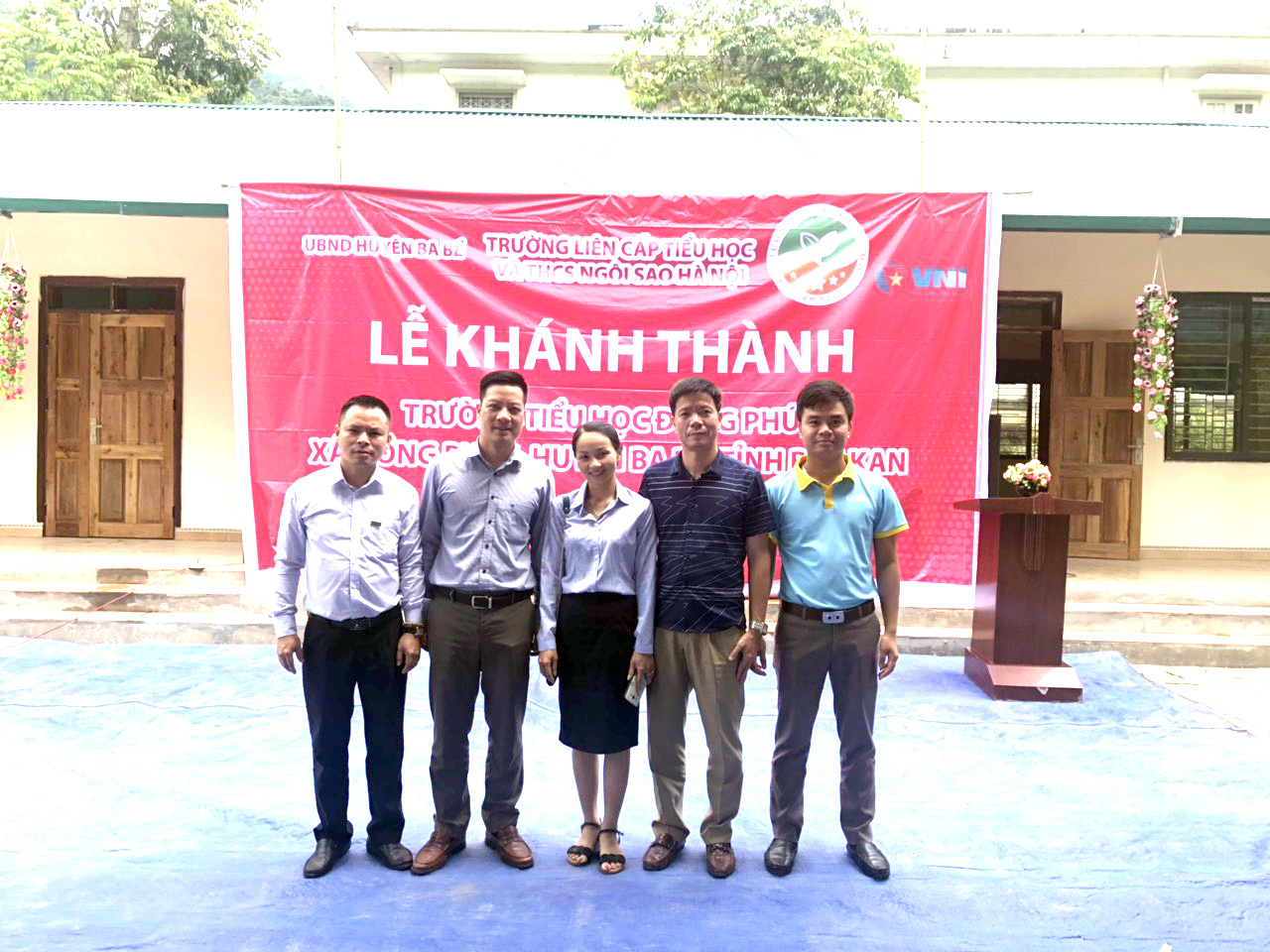 VNI tặng bảo hiểm học sinh và học bổng cho các em học sinh 4