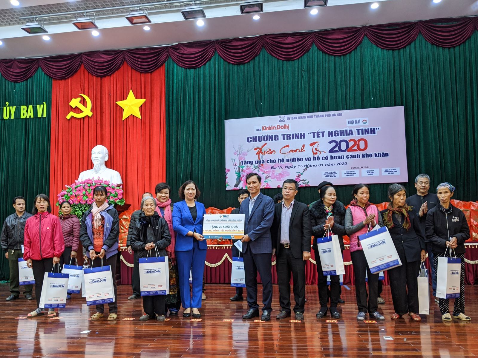 VNI tặng quà tết cho gia đình chính sách huyện Ba Vì, Hà Nội 1