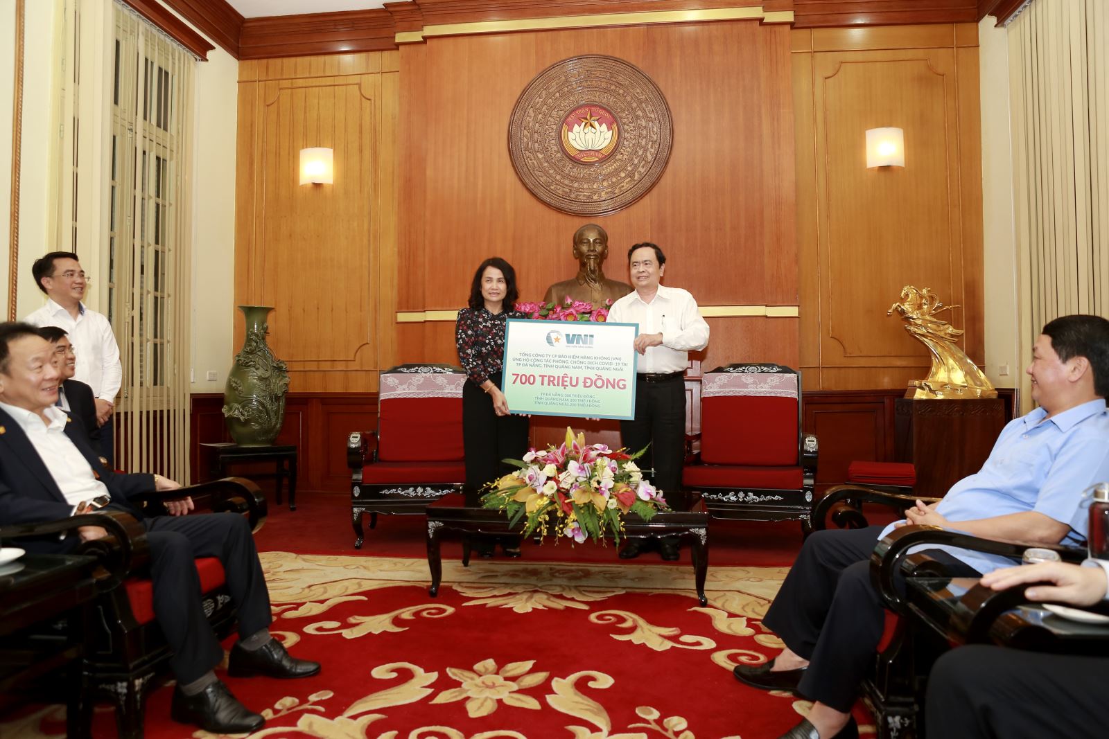 VNI ỦNG HỘ 700 TRIỆU ĐỒNG  1