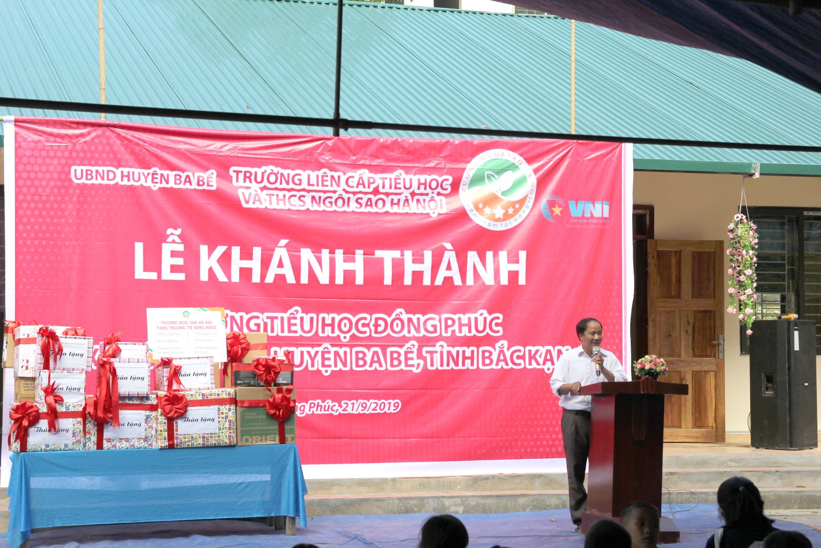 VNI tặng bảo hiểm học sinh và học bổng cho các em học sinh 3