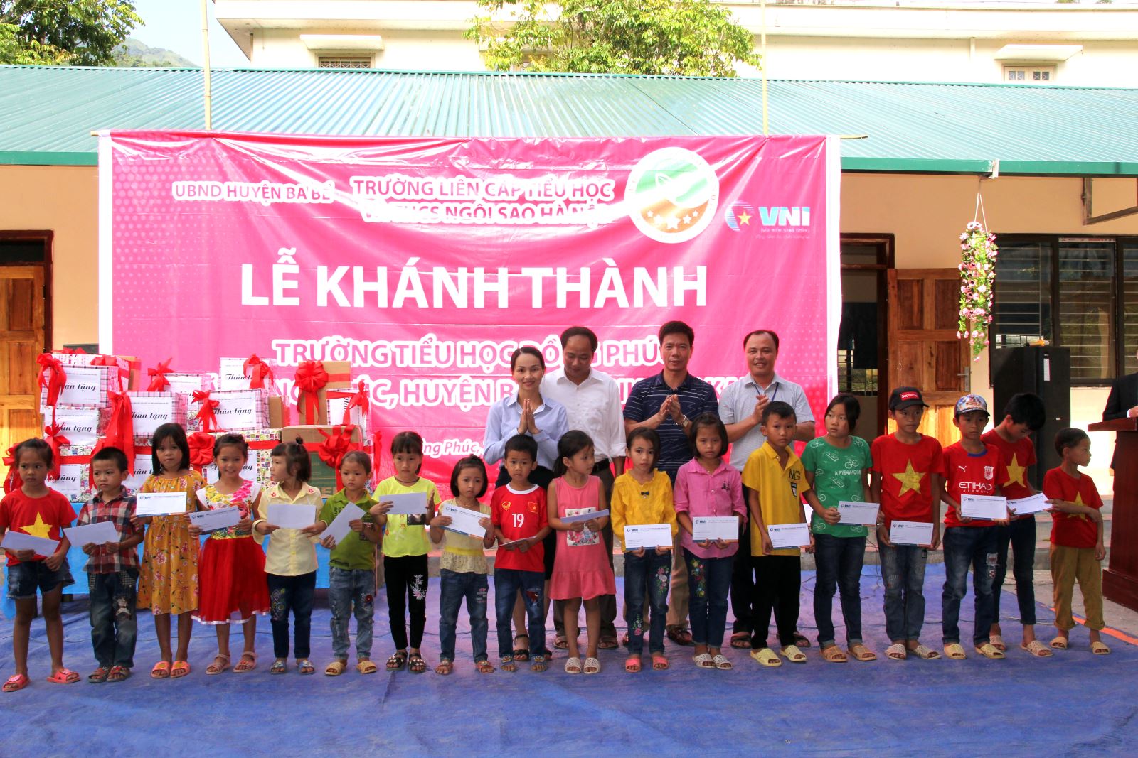 VNI tặng bảo hiểm học sinh và học bổng cho các em học sinh 2