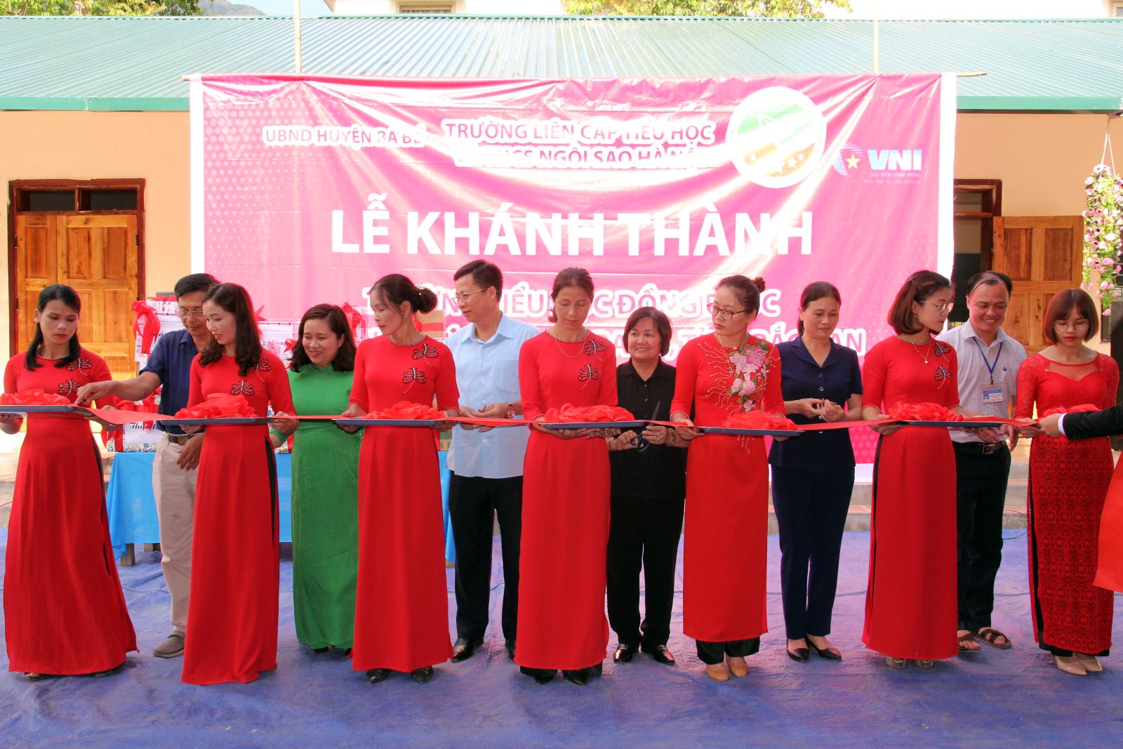 VNI tặng bảo hiểm học sinh và học bổng cho các em học sinh
