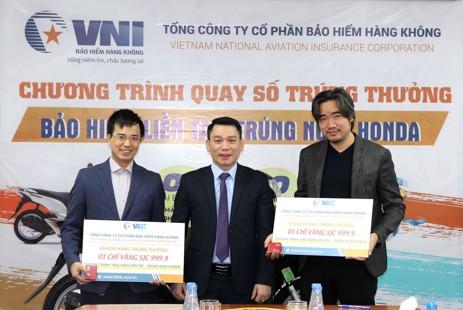 VNI trao xe Honda Vision cho khách hàng may mắn trúng thưởng 2