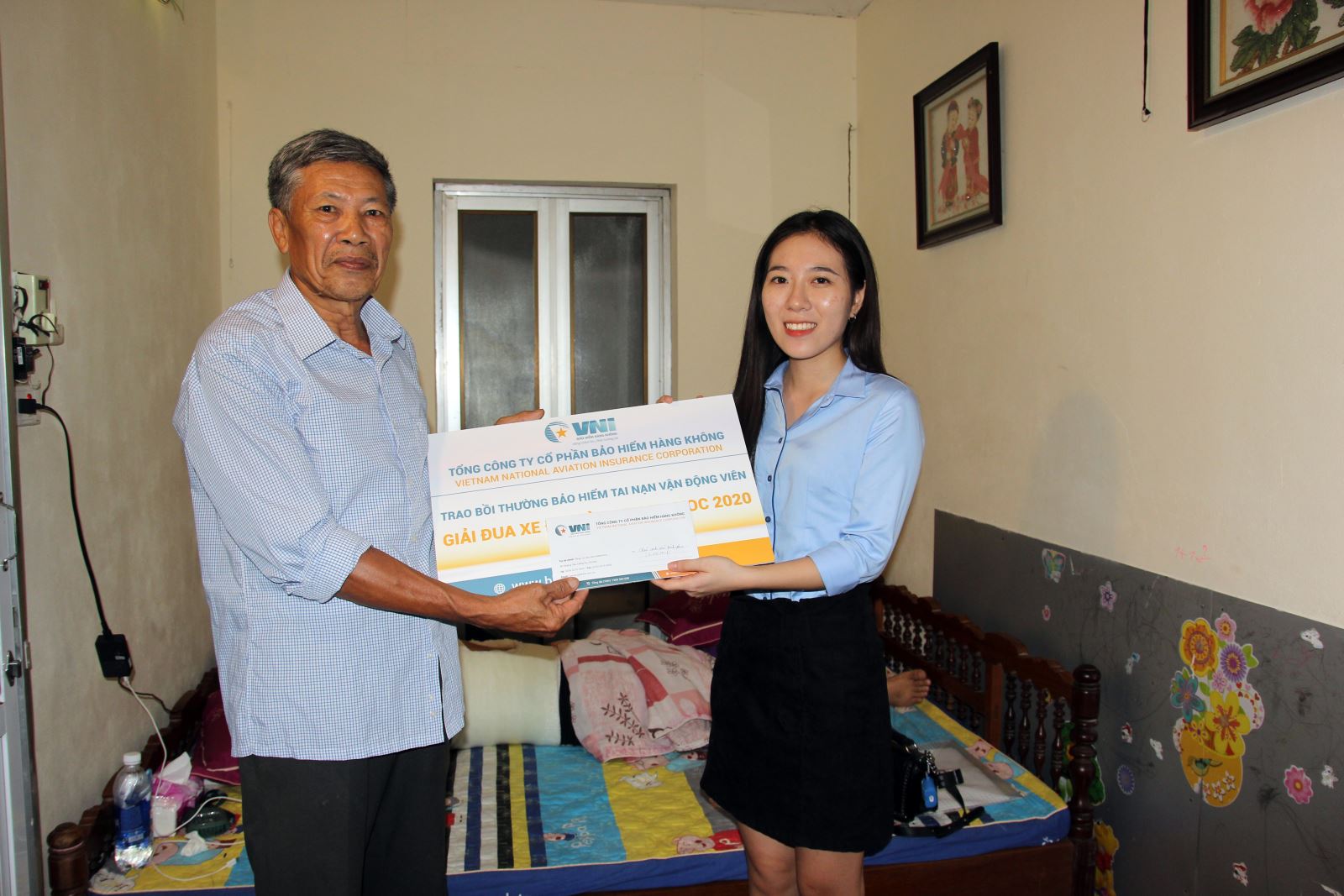 VNI TRAO TIỀN BẢO HIỂM CHO VĐV BỊ CHẤN THƯƠNG