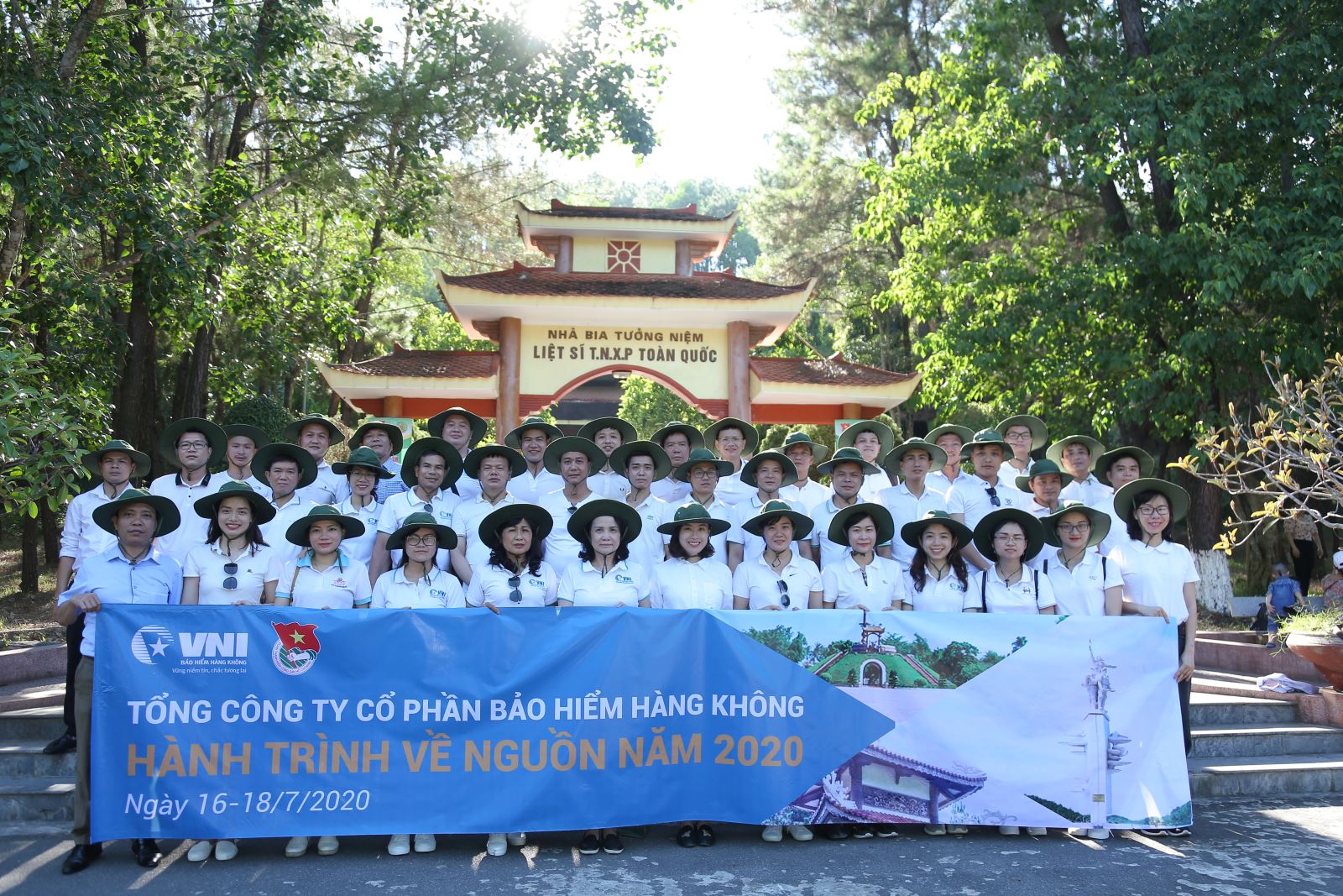 VNI TỔ CHỨC HÀNH TRÌNH VỀ NGUỒN VÀ TRAO QUÀ TỪ THIỆN 1