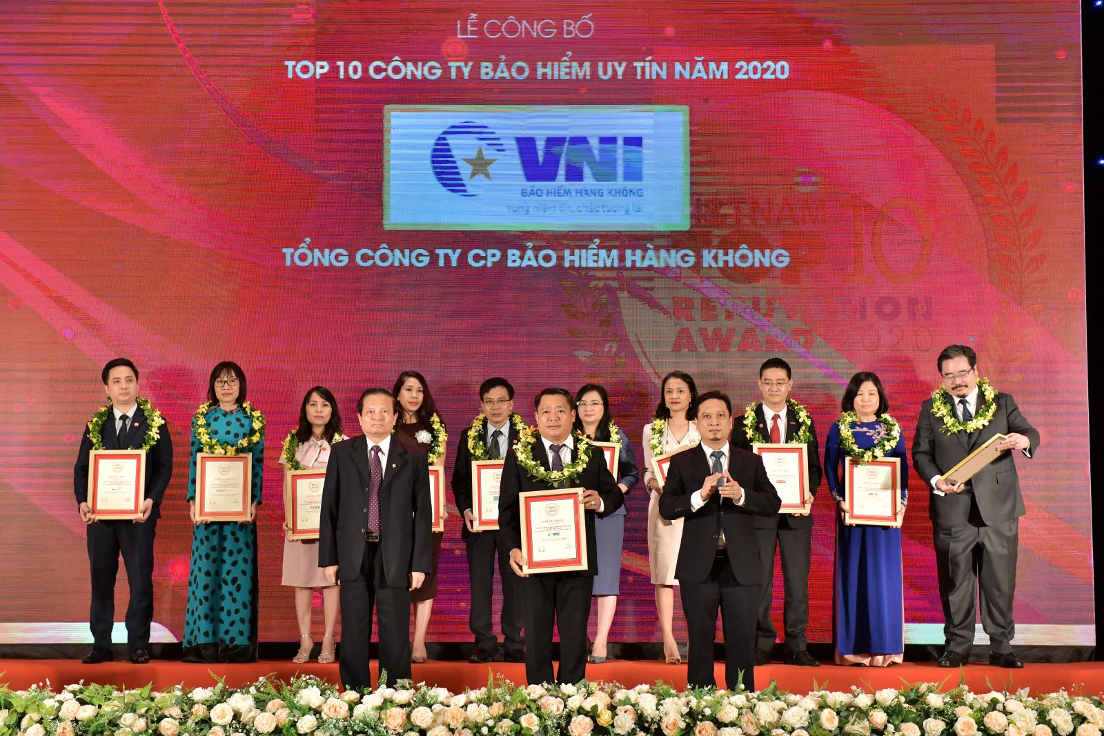 VNI VINH DỰ NHẬN DANH HIỆU TOP 10 CT BẢO HIỂM  PHI NHÂN THỌ UY TÍN 1